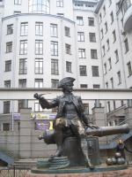 Кому посвящён этот памятник и где он установлен?